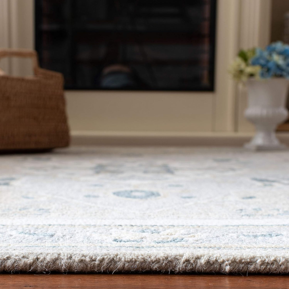 SAFAVIEH Micro-Loop Collection Area Rug - 5' Square, Light Grey & Ivory, Handmade Medallion Wool, Ideal for High Traffic Areas in Living Room, Bedroom (MLP505F)