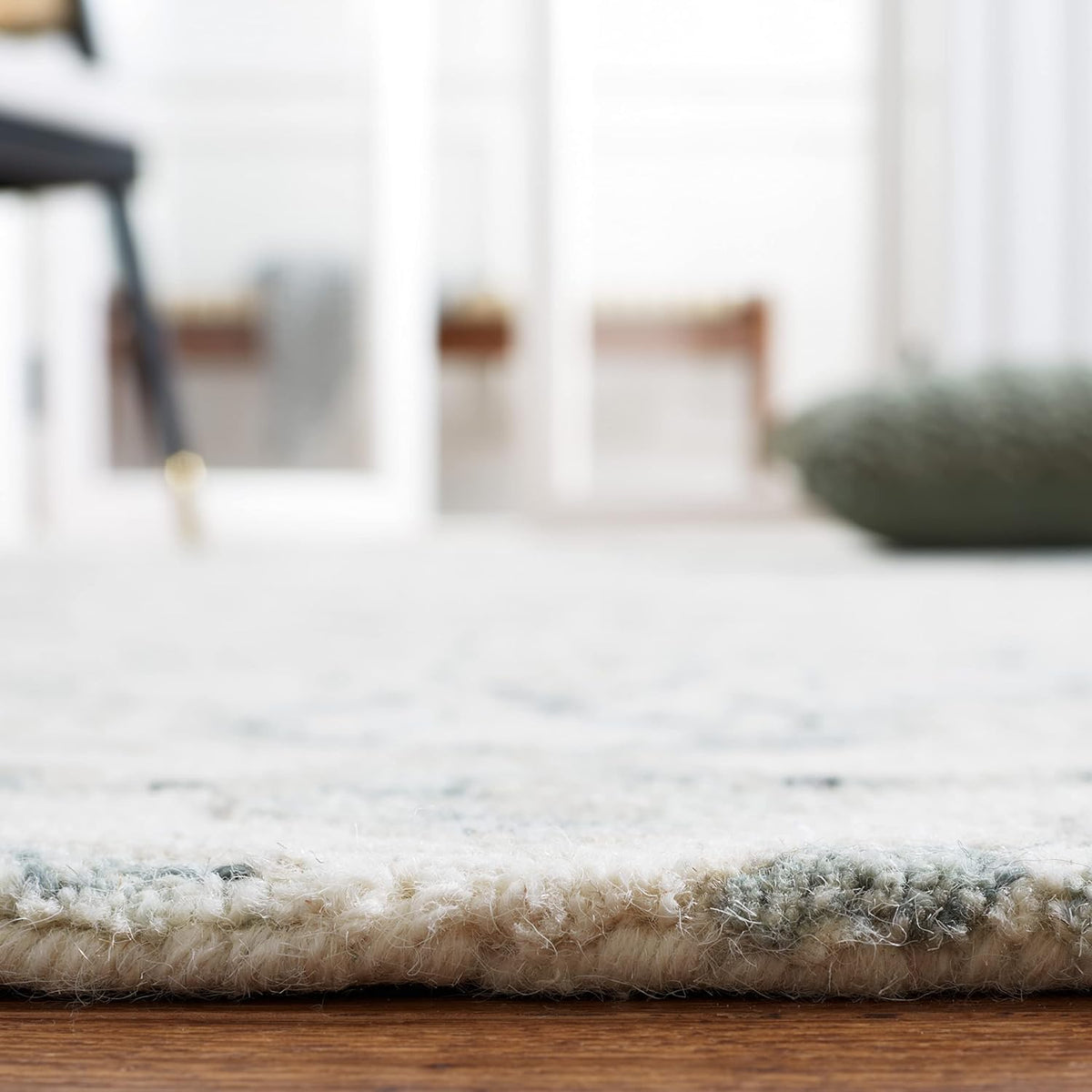 SAFAVIEH Micro-Loop Collection Area Rug - 7' Square, Ivory & Grey, Handmade Wool, Ideal for High Traffic Areas in Living Room, Bedroom (MLP532F)