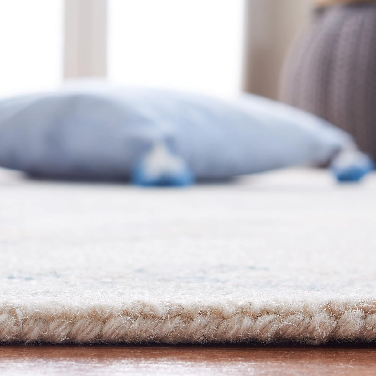 SAFAVIEH Area Rug 8x10 - Micro-Loop Collection - Large - Ivory & Blue, Handmade Wool, Ideal for Living Room, Bedroom, Office, Dining Space (MLP516A)
