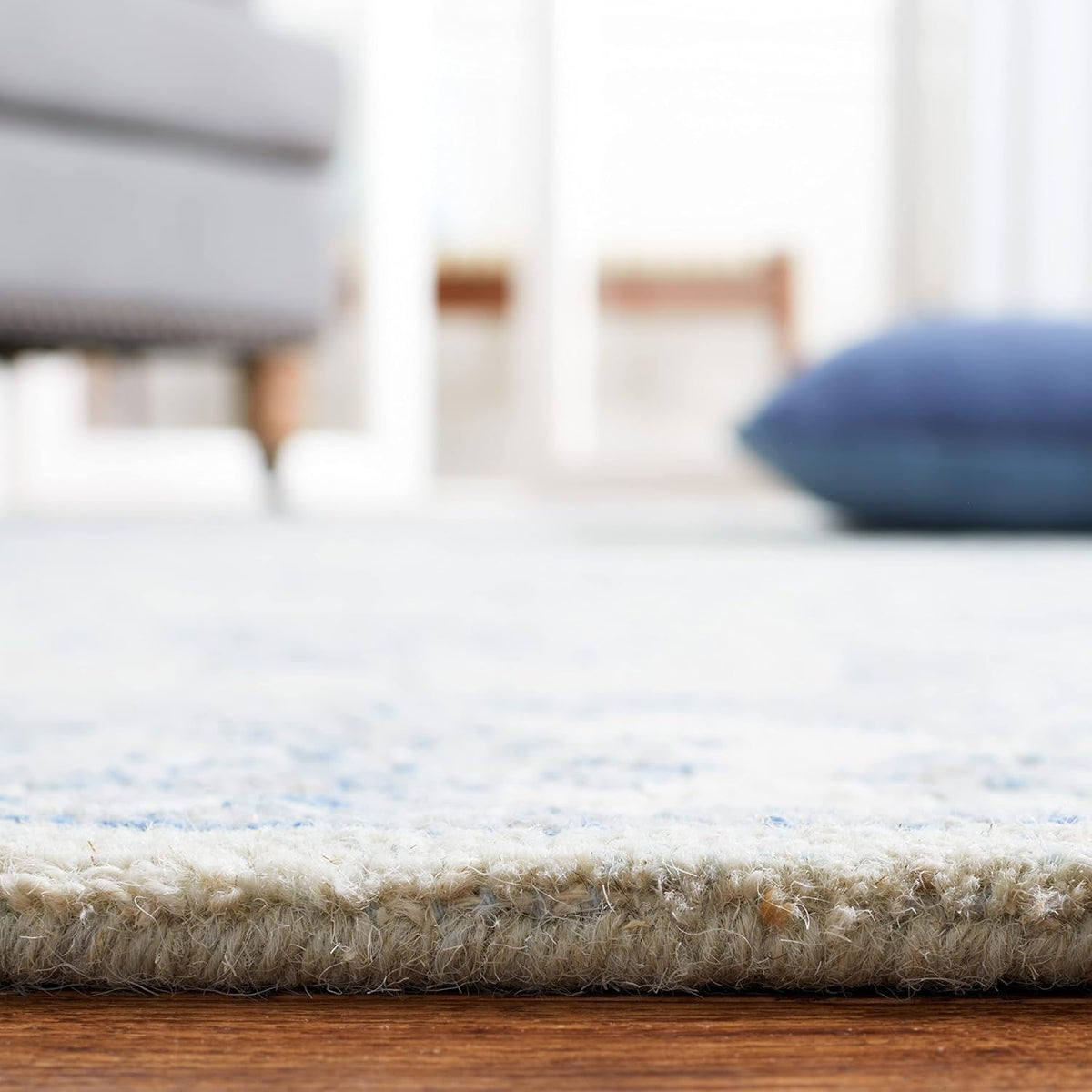 SAFAVIEH Micro-Loop Collection Area Rug - 6' x 9', Light Blue & Ivory, Handmade Wool, Ideal for High Traffic Areas in Living Room, Bedroom (MLP536L)