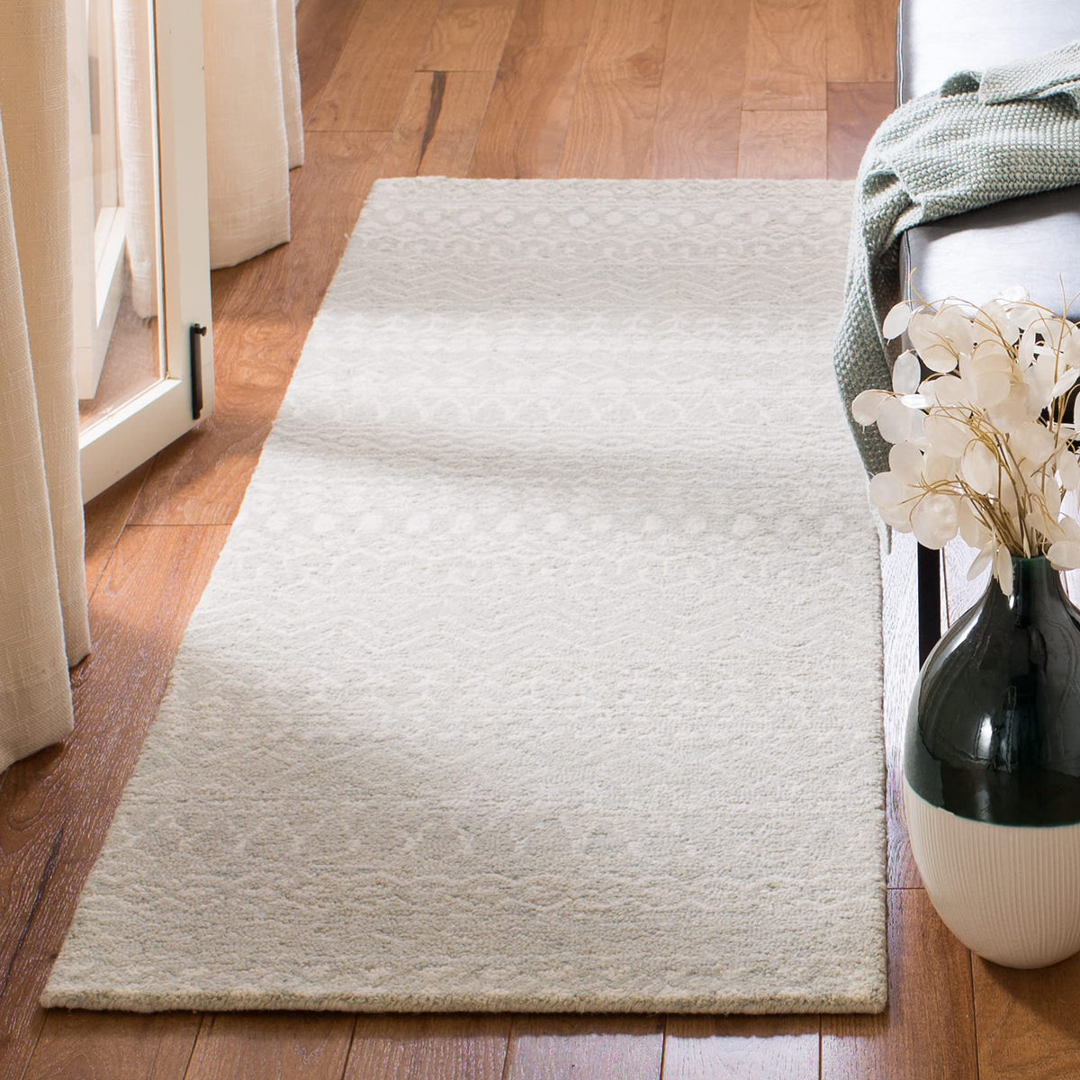 SAFAVIEH Micro-Loop Collection Accent Rug - 2'6" x 4', Blue & Ivory, Handmade Moroccan Boho Tribal Wool, Ideal for High Traffic Areas in Entryway, Living Room, Bedroom (MLP502M)