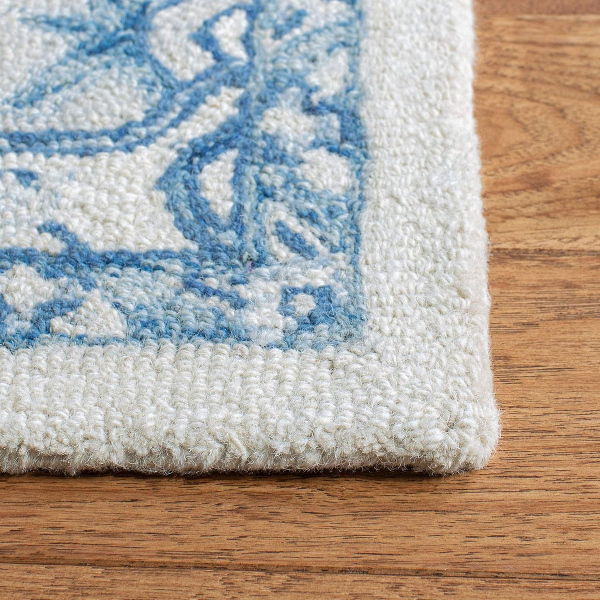 SAFAVIEH Micro-Loop Collection Area Rug - 5' Square, Ivory & Blue, Handmade Shabby Chic Medallion Wool, Ideal for High Traffic Areas in Living Room, Bedroom (MLP503G)