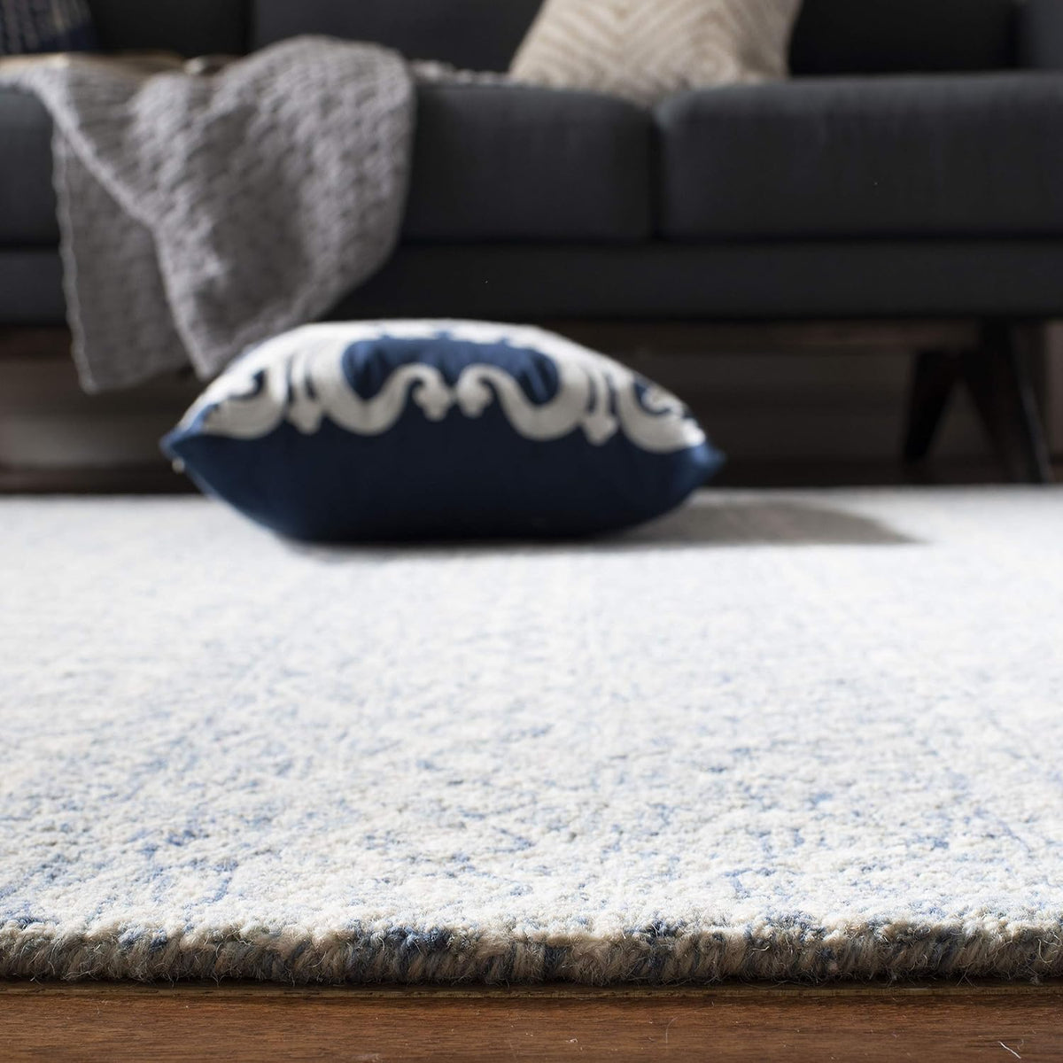 SAFAVIEH Micro-Loop Collection Accent Rug - 2'6" x 4', Blue & Ivory, Handmade Moroccan Boho Tribal Wool, Ideal for High Traffic Areas in Entryway, Living Room, Bedroom (MLP502M)