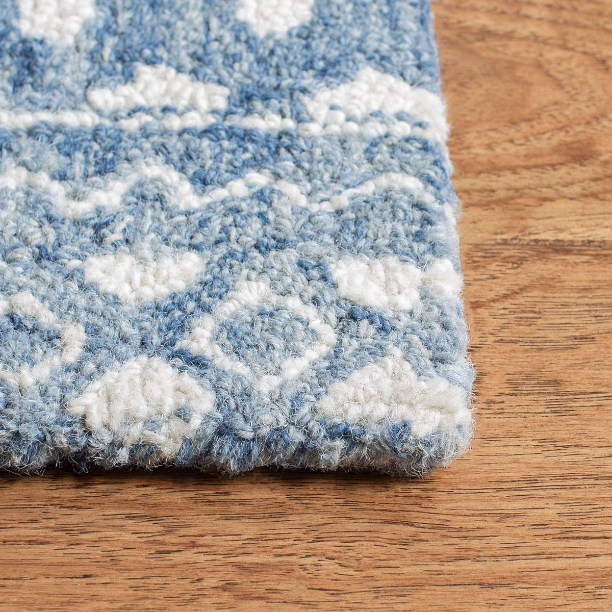 SAFAVIEH Micro-Loop Collection Accent Rug - 2'6" x 4', Blue & Ivory, Handmade Moroccan Boho Tribal Wool, Ideal for High Traffic Areas in Entryway, Living Room, Bedroom (MLP502M)