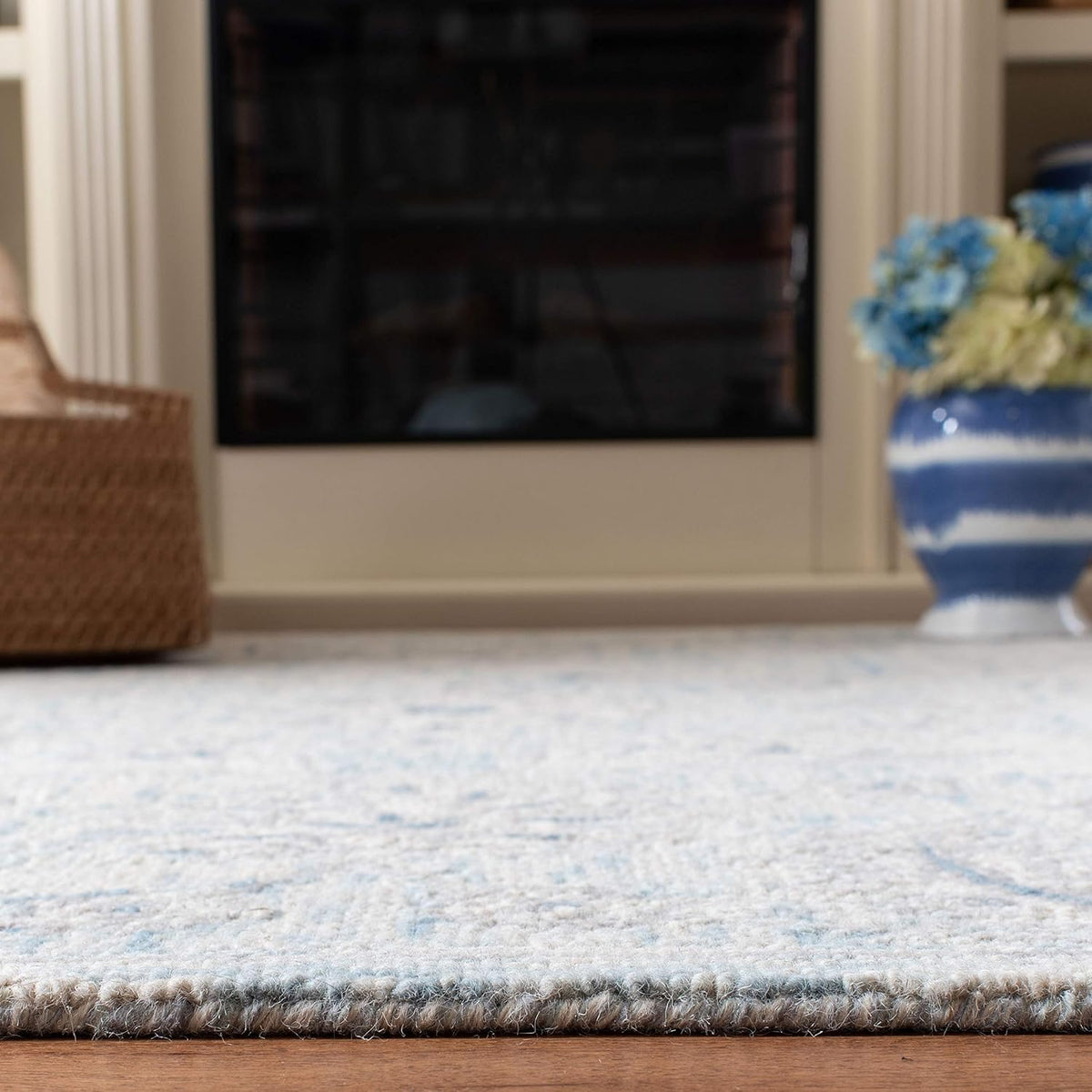 SAFAVIEH Micro-Loop Collection Area Rug - 6' x 9', Light Blue & Ivory, Handmade Country Cottage Wool, Ideal for High Traffic Areas in Living Room, Bedroom (MLP506M)