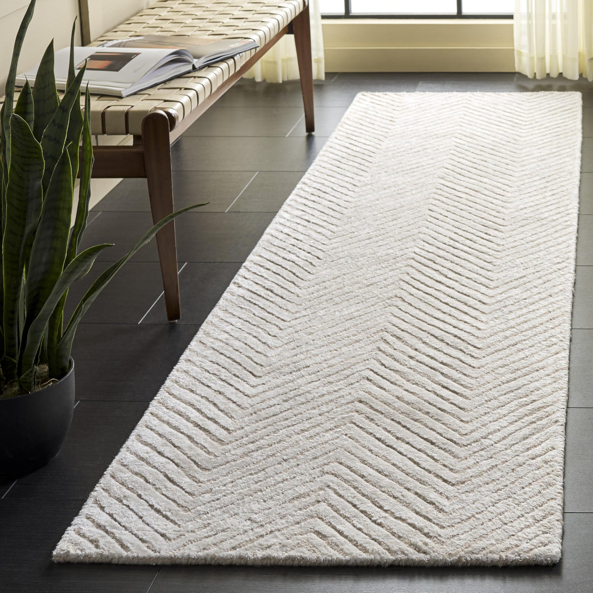 SAFAVIEH Area Rug 8x10 - Glamour Collection - Large - Modern Design, Navy, Handmade Wool Blend, Ideal for Living Room, Bedroom, Dining Space (GLM801N)