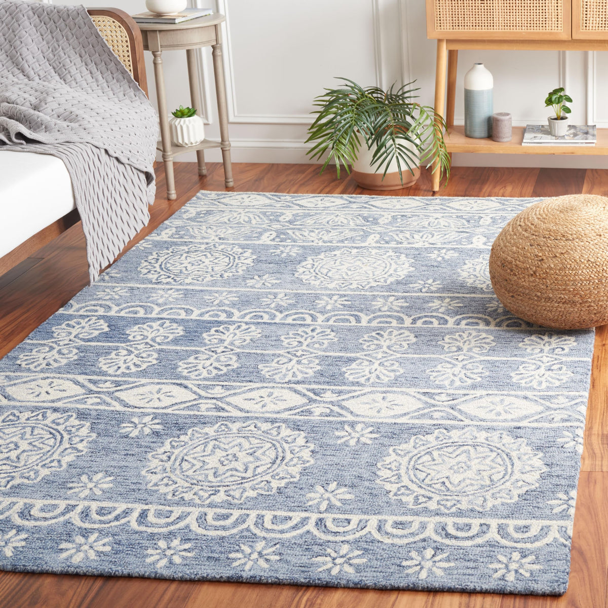 SAFAVIEH Area Rug 8x10 - Micro-Loop Collection - Large - Blue & Ivory, Handmade Wool, Ideal for Living Room, Bedroom, Office, Dining Space (MLP607M)