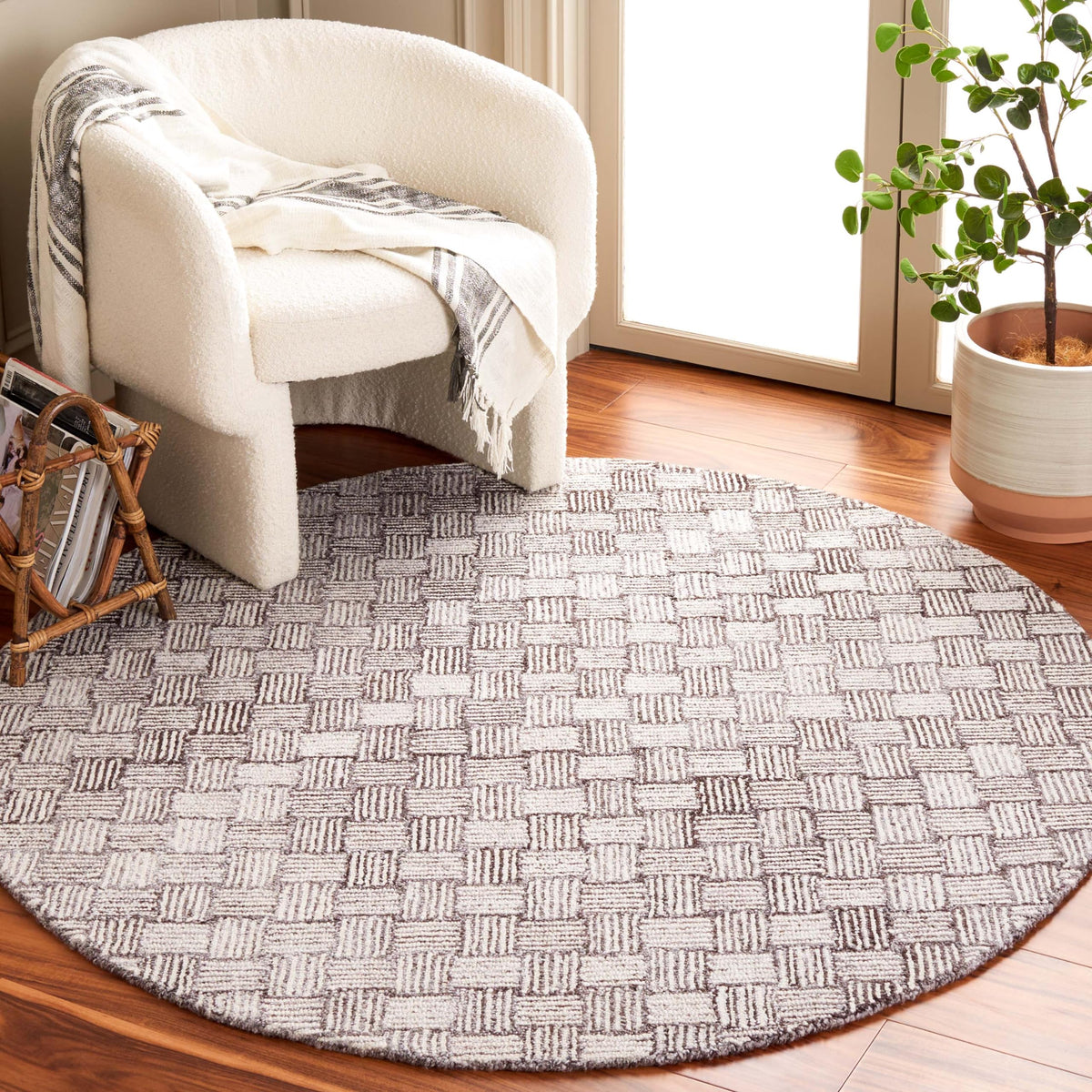 SAFAVIEH Micro-Loop Collection Area Rug - 5' Square, Light Grey & Ivory, Handmade Wool, Ideal for High Traffic Areas in Living Room, Bedroom (MLP537F)