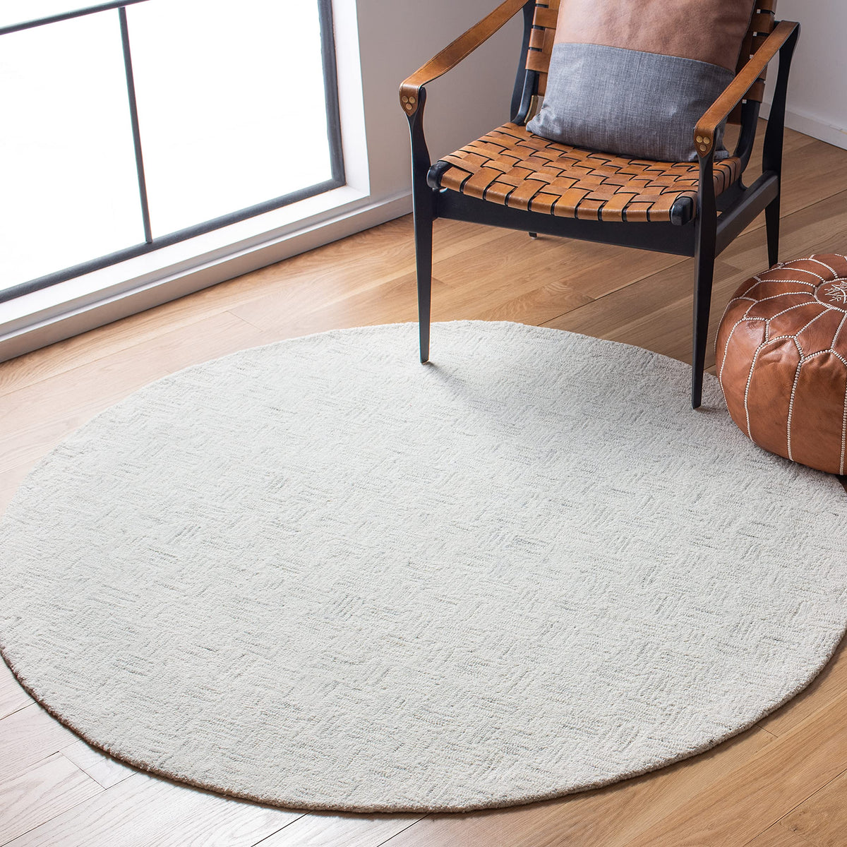 SAFAVIEH Micro-Loop Collection Area Rug - 5' Square, Light Grey & Ivory, Handmade Wool, Ideal for High Traffic Areas in Living Room, Bedroom (MLP537F)
