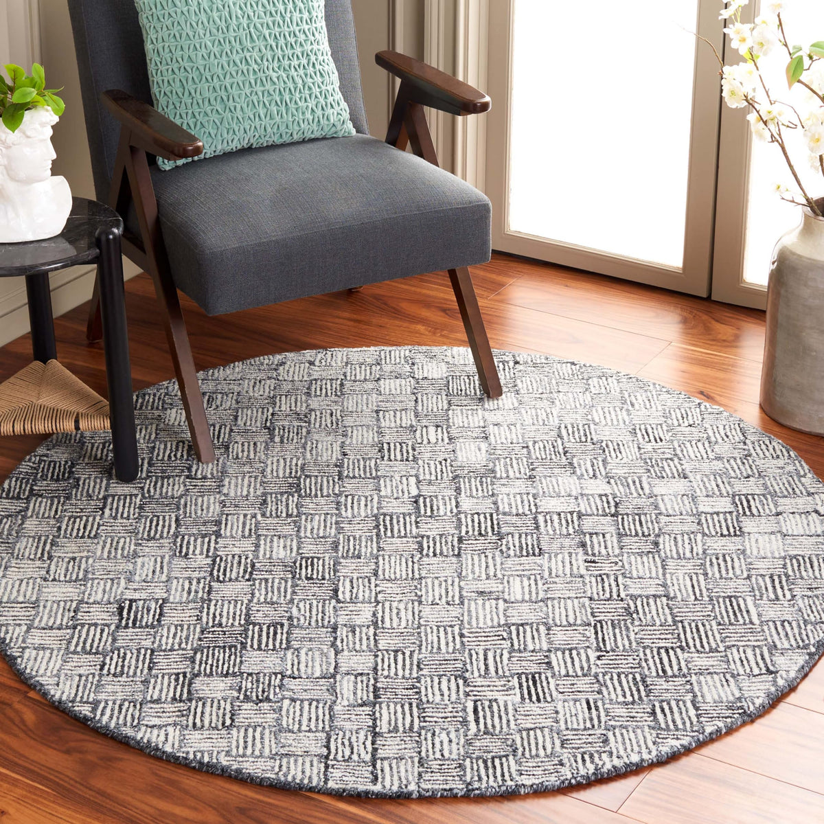 SAFAVIEH Micro-Loop Collection Area Rug - 5' Square, Light Grey & Ivory, Handmade Wool, Ideal for High Traffic Areas in Living Room, Bedroom (MLP537F)