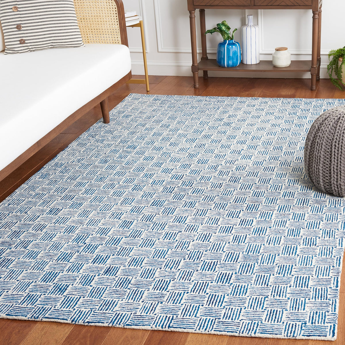 SAFAVIEH Micro-Loop Collection Area Rug - 5' Square, Light Grey & Ivory, Handmade Wool, Ideal for High Traffic Areas in Living Room, Bedroom (MLP537F)