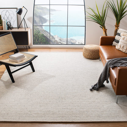 SAFAVIEH Micro-Loop Collection Area Rug - 5' Square, Light Grey & Ivory, Handmade Wool, Ideal for High Traffic Areas in Living Room, Bedroom (MLP537F)