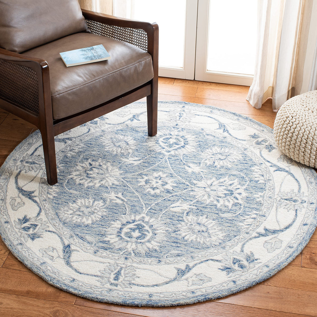 SAFAVIEH Micro-Loop Collection Area Rug - 6' x 9', Light Blue & Ivory, Handmade Wool, Ideal for High Traffic Areas in Living Room, Bedroom (MLP536L)