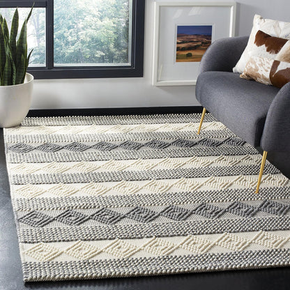 SAFAVIEH Natura Collection Area Rug - 5' x 8', Grey & Ivory, Handmade Moroccan Boho Tribal Wool & Cotton, Ideal for High Traffic Areas in Living Room, Bedroom (NAT105F)