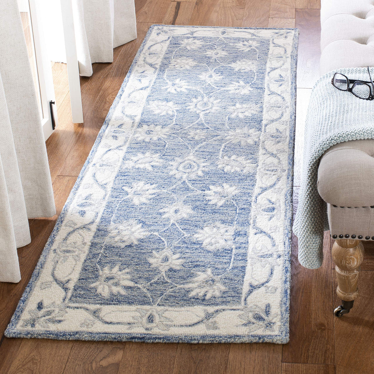 SAFAVIEH Micro-Loop Collection Area Rug - 6' x 9', Light Blue & Ivory, Handmade Wool, Ideal for High Traffic Areas in Living Room, Bedroom (MLP536L)