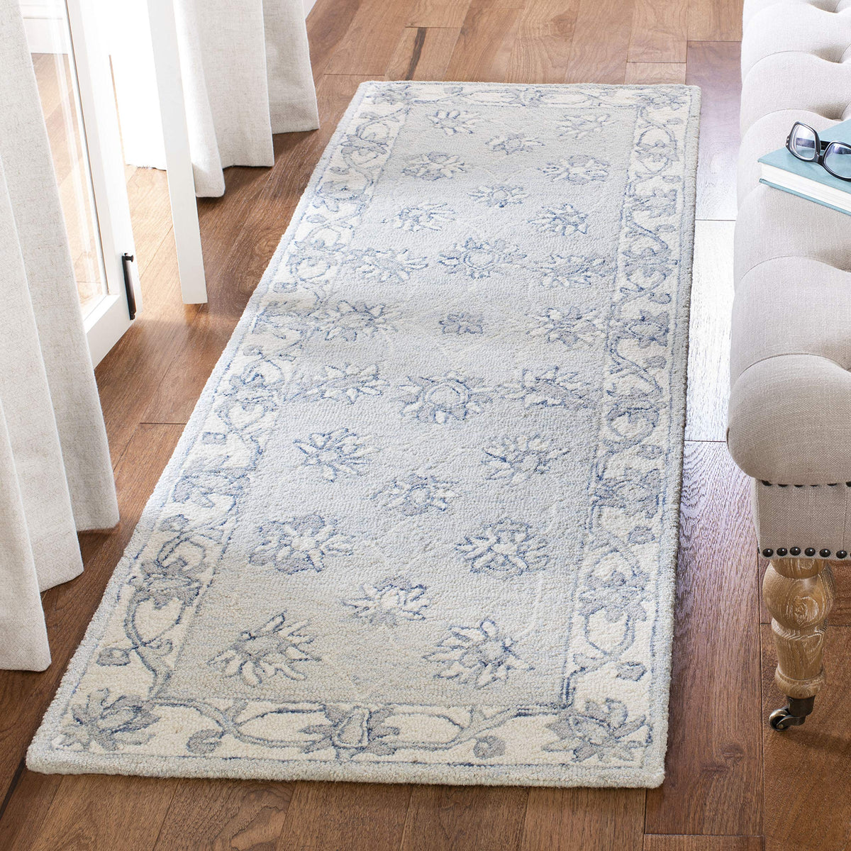 SAFAVIEH Micro-Loop Collection Area Rug - 6' x 9', Light Blue & Ivory, Handmade Wool, Ideal for High Traffic Areas in Living Room, Bedroom (MLP536L)