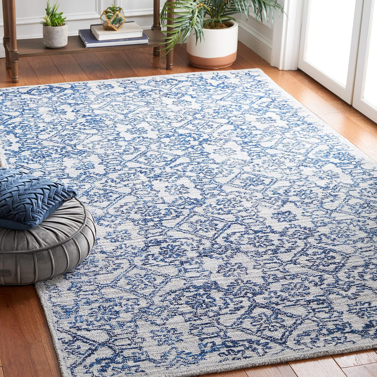SAFAVIEH Micro-Loop Collection Area Rug - 5' x 8', Blue, Handmade Wool, Ideal for High Traffic Areas in Living Room, Bedroom (MLP955M)