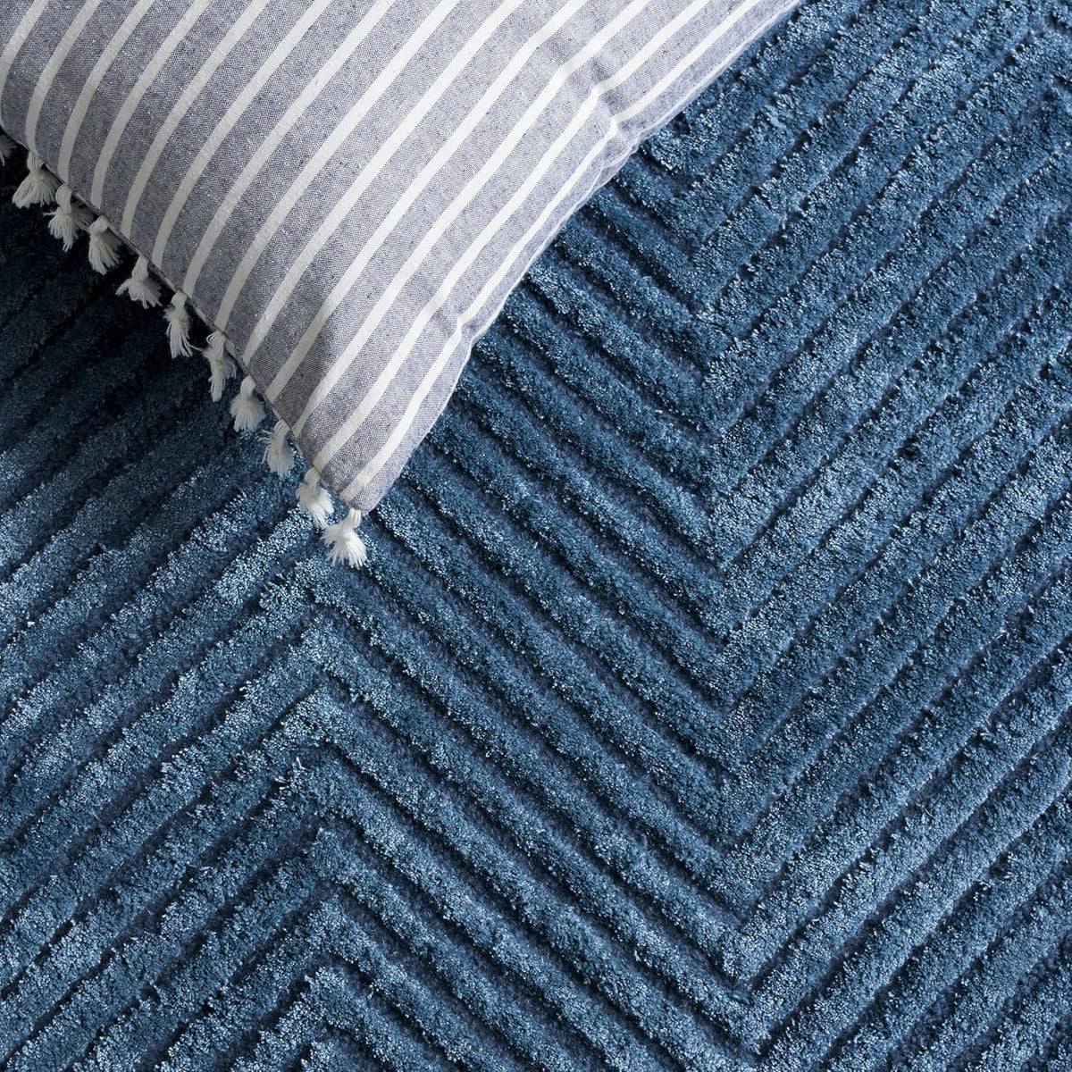 SAFAVIEH Area Rug 8x10 - Glamour Collection - Large - Modern Design, Navy, Handmade Wool Blend, Ideal for Living Room, Bedroom, Dining Space (GLM801N)
