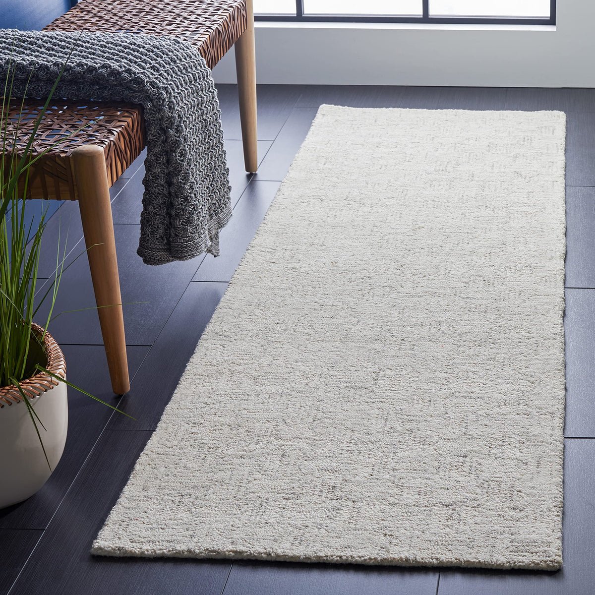SAFAVIEH Micro-Loop Collection Area Rug - 5' Square, Light Grey & Ivory, Handmade Wool, Ideal for High Traffic Areas in Living Room, Bedroom (MLP537F)