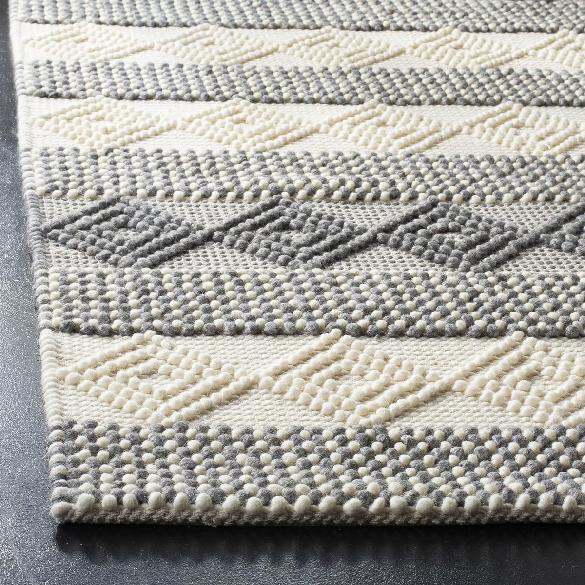 SAFAVIEH Natura Collection Area Rug - 5' x 8', Grey & Ivory, Handmade Moroccan Boho Tribal Wool & Cotton, Ideal for High Traffic Areas in Living Room, Bedroom (NAT105F)