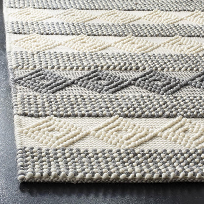 SAFAVIEH Natura Collection Area Rug - 5' x 8', Grey & Ivory, Handmade Moroccan Boho Tribal Wool & Cotton, Ideal for High Traffic Areas in Living Room, Bedroom (NAT105F)