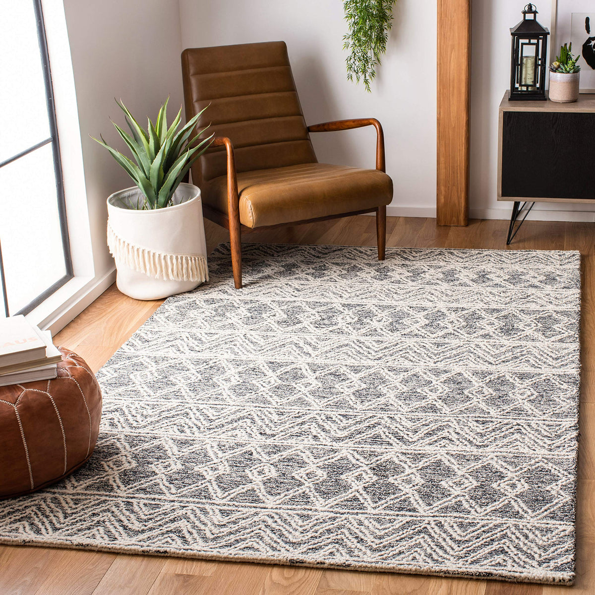 SAFAVIEH Area Rug 8x10 - Micro-Loop Collection - Large - Ivory & Black, Handmade Wool, Moroccan Boho Design, Ideal for Living Room, Bedroom, Office, Dining Space (MLP203A)