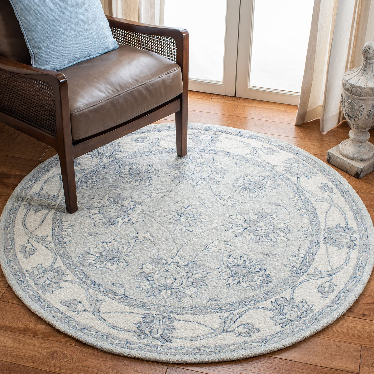 SAFAVIEH Micro-Loop Collection Area Rug - 6' x 9', Light Blue & Ivory, Handmade Wool, Ideal for High Traffic Areas in Living Room, Bedroom (MLP536L)