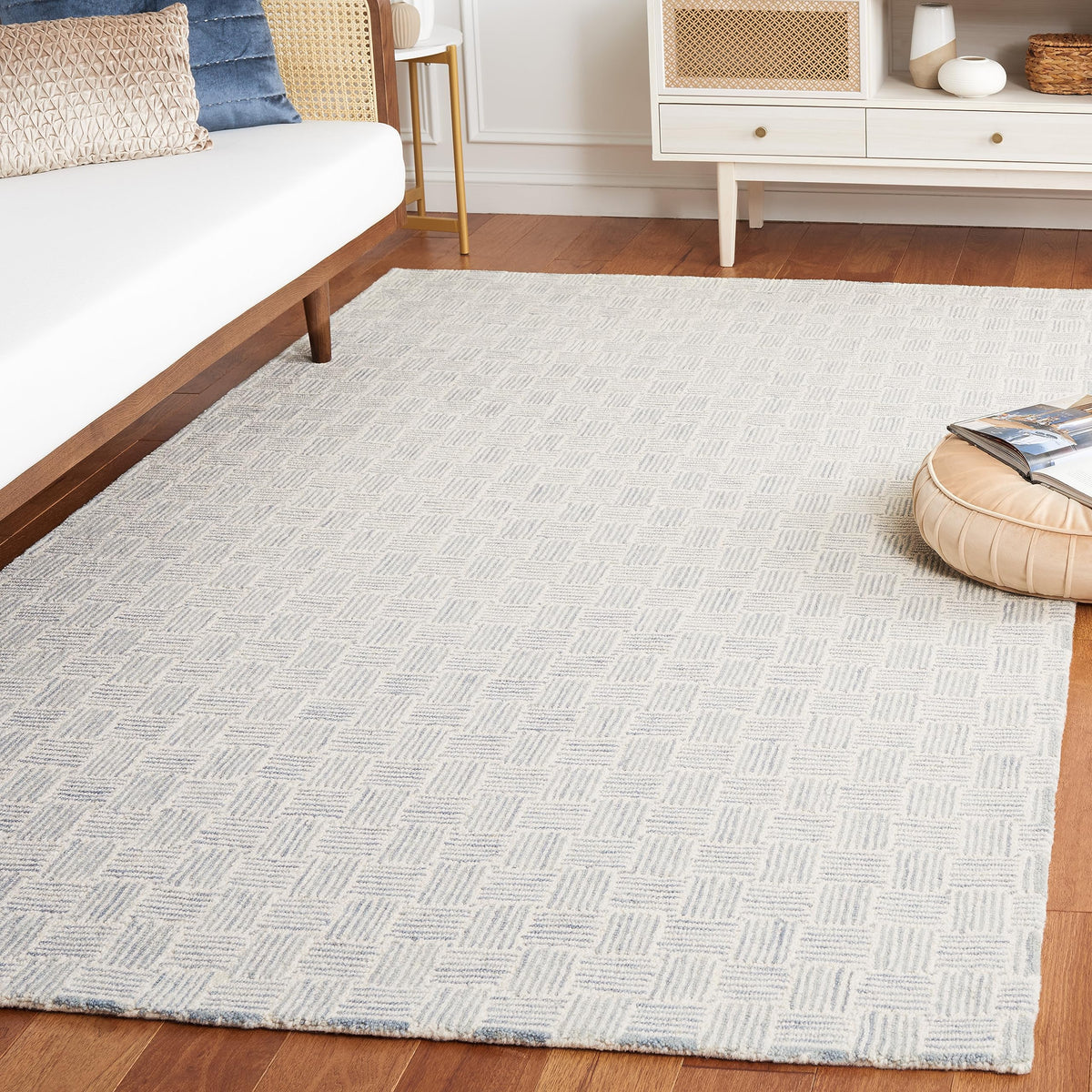 SAFAVIEH Micro-Loop Collection Area Rug - 5' Square, Light Grey & Ivory, Handmade Wool, Ideal for High Traffic Areas in Living Room, Bedroom (MLP537F)